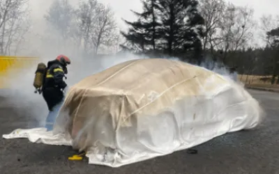 Pompierii din Washington folosesc pături speciale pentru stingerea Incendiilor la Mașinile Electrice