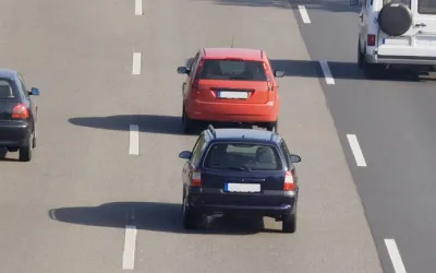 🚗 De Ce Este Atât de Important să Păstrăm Distanța Față de Mașina din Față? + Cum Calculezi Distanța Ideală de Siguranță