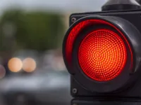 Situații legale în care poți traversa o intersecție pe roșu în 2025