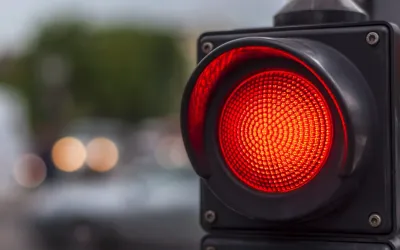 Situații legale în care poți traversa o intersecție pe roșu în 2025