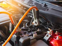 Come avviare con i cavi un'auto ibrida da 48 V