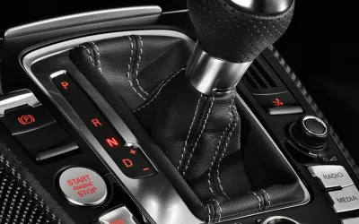 Poți schimba din drive în reverse în timp ce mașina se mișcă?