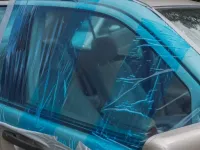 Comment couvrir temporairement une vitre de voiture cassée ?