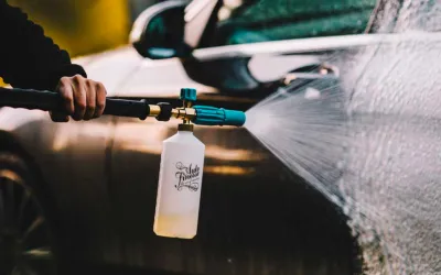 Spuma activă la spălătoria auto: merită investiția sau e doar marketing?