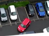 Se garer en marche arrière : étapes sûres pour un stationnement réussi?