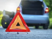 Când se folosesc luminile de avarie - ghid complet pentru șoferi