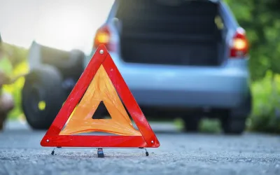 Când se folosesc luminile de avarie - ghid complet pentru șoferi