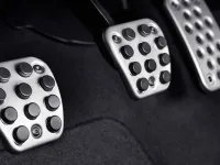 Pedalele mașinii: ghid complet pentru utilizarea corectă a ambreiajului, frânei și accelerației