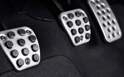 Pedalele mașinii: ghid complet pentru utilizarea corectă a ambreiajului, frânei și accelerației