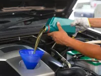 La câți kilometri se schimbă uleiul la mașină - Ghid complet 2024