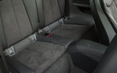 Piele alcantara: ghid complet despre material, avantaje și costuri de montare