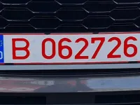 Trebuie rovinieta pentru mașinile cu numere roșii de înmatriculare