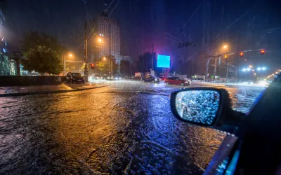 Cum să conduci în siguranță când plouă torențial