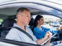 Oto surus egitmeni atestasi nasil alinir: kapsamli rehber 2024