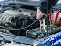 Bilen starter ikke: hvordan identifisere om problemet skyldes batteriet eller generatoren