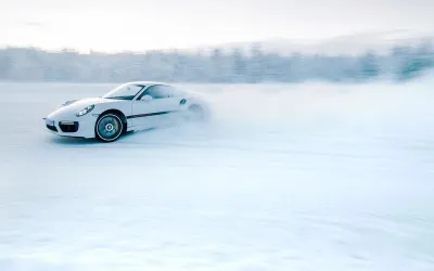Ghid complet: cum să controlezi mașina când derapează pe gheață