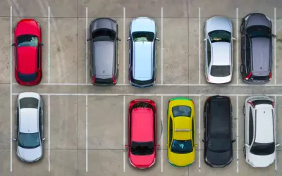 Cum să ieși corect cu spatele din parcare: Ghid complet pentru manevre sigure