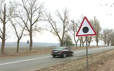 Šta znači saobraćajni znak sa crvenim trokutom i crnom tačkom u Rumuniji