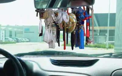 De ce nu este recomandat să agăți obiecte de oglinda retrovizoare