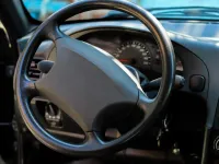 Miksi ohjauspyörä ei pysy keskellä, kun renkaat ovat suorissa