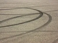 Gli pneumatici delle auto producono molte più particelle inquinanti rispetto ai gas di scarico