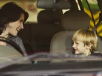 Când poate sta copilul pe locul din față al mașinii? Reguli legale 2025