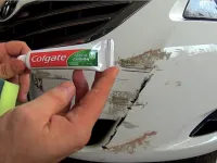 So entfernen Sie Kratzer am Autolack einfach und günstig