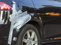 Cum să îndepărtezi reziduurile de bandă adezivă de pe mașină