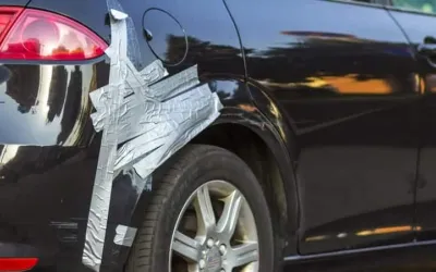 Cum să îndepărtezi reziduurile de bandă adezivă de pe mașină