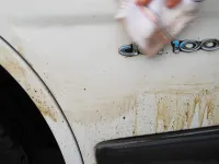 Come rimuovere le macchie di grasso dalla vernice dell'auto?