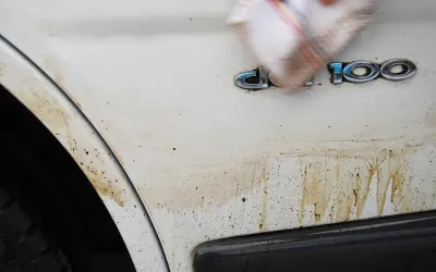 Cum să îndepărtezi petele de grăsime de pe vopseaua mașinii