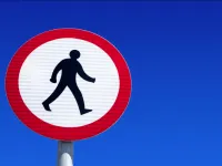 Was bedeutet es und wie fährt man richtig in einer Fußgängerzone?