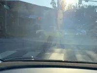 Jak wyczyścić wnętrze przedniej szyby?