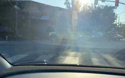 Cum să cureți interiorul parbrizului mașinii: ghid complet și sfaturi practice