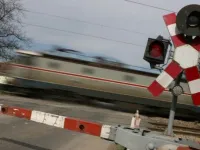 Regulile de circulație la trecerea la nivel cu cale ferată: ghid complet pentru șoferi