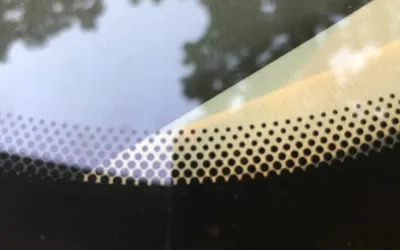 Ce rol au punctele negre de pe parbrizul mașinii