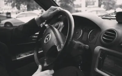 Cele mai comune motive pentru care mașina trage într-o parte când franezi