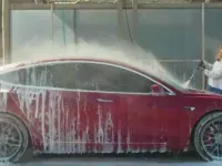 Este sigur să speli mașina electrică la spălătorie? Răspunsul producătorilor auto