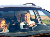 Normative legali riguardanti l'età minima per sedersi sul sedile anteriore dell'auto