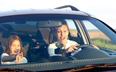Normative legali riguardanti l'età minima per sedersi sul sedile anteriore dell'auto