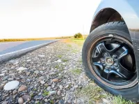 Cât timp poți conduce cu o anvelopă pe pană: ghid complet pentru siguranță