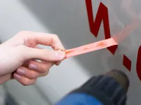 Wie entfernt man einen Aufkleber vom Auto?