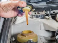 Când trebuie înlocuit lichidul de servodirecție și de ce este important