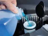 Líquido para parabrisas frente a agua: qué es mejor para tu coche