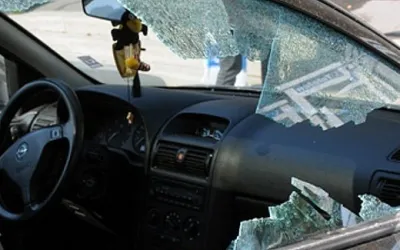Cum să acoperi un geam de mașină spart - Ghid complet și metode eficiente