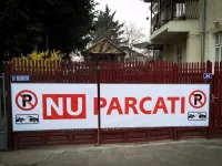 Când poți instala legal semnul Nu Parcați în fața proprietății