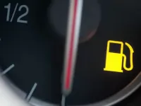 Ile kilometrów można przejechać przy zapalonym wskaźniku paliwa