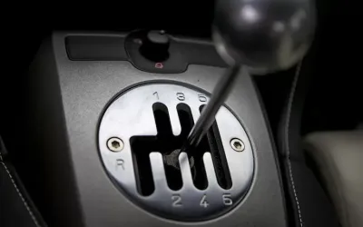 5 beneficii pe care le aduce o mașină cu transmisie manuală