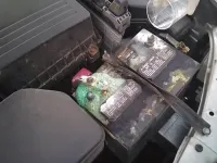 Eliminazione della corrosione della batteria dell'auto