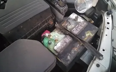 Cum să cureți coroziunea de pe bateria auto: ghid complet cu metode casnice și profesionale